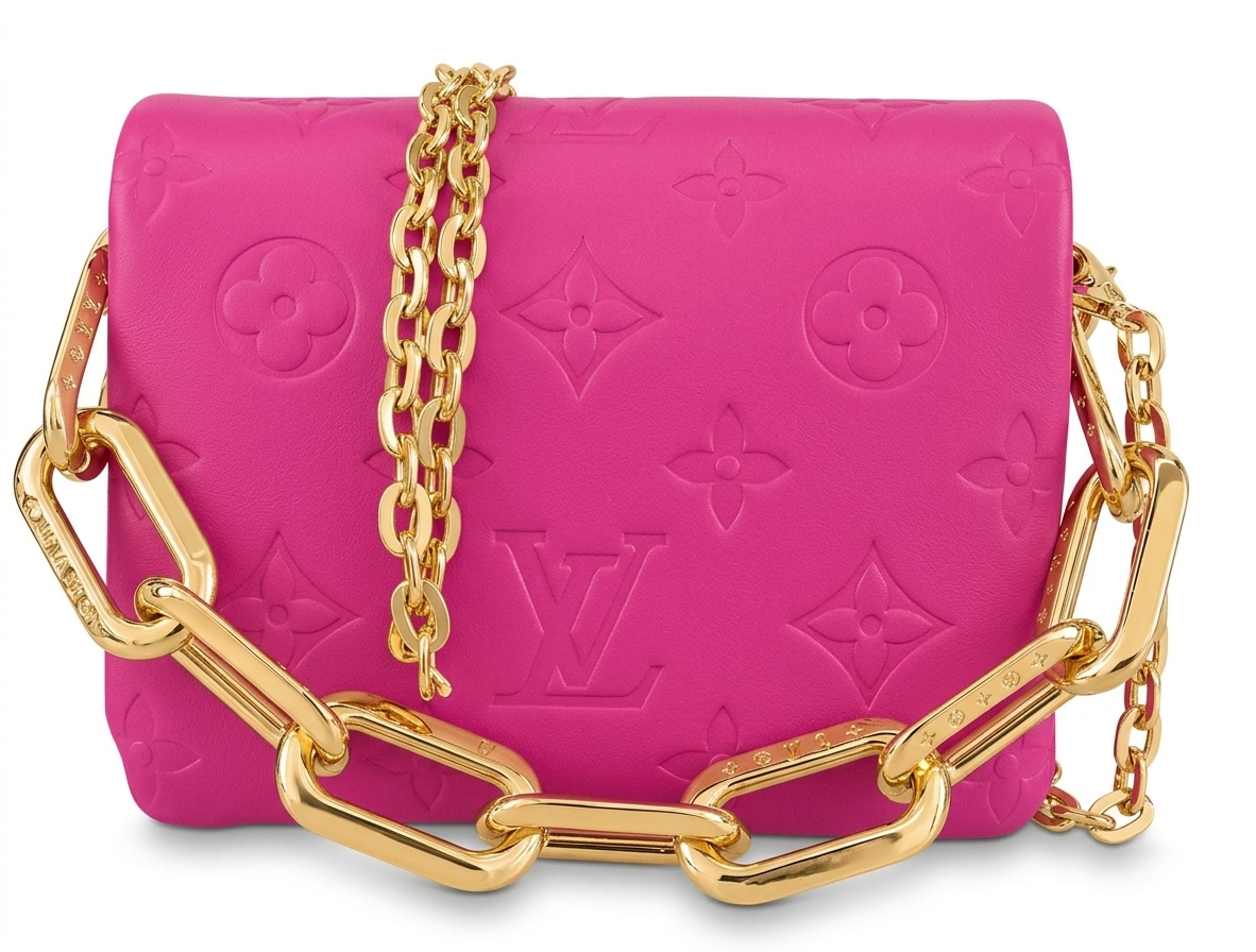 کیف دوشی لویی ویتون (Louis Vuitton) مدل کوسن (Coussin) چرم پفکی مونوگرام رنگ صورتی فوشیا (سرخابی)