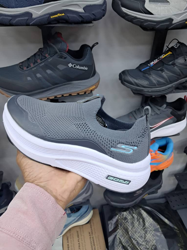 کفش پیادهروی مردانه اسکیچرز مدل Max Cushioning رنگ ذغالی طلایی (Hands Free Slip-ins