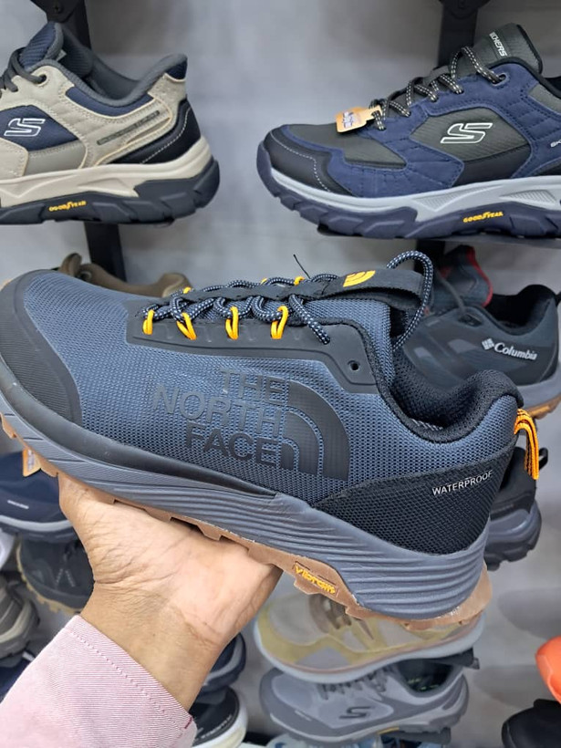 کفش پیادهروی و طبیعتگردی مردانه نورث فیس The North Face مدل فیوچرلایت ضد آب با زیره ویبرام رنگ سورمهای و خردلی