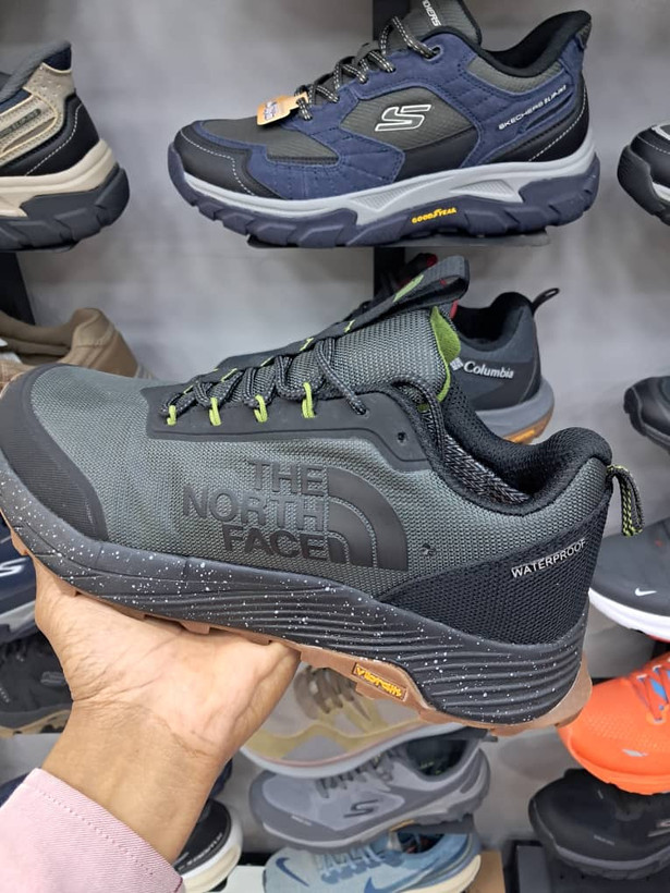کفش پیادهروی و طبیعتگردی مردانه نورث فیس The North Face مدل ضد آب با زیره ویبرام و لایه میانی خالدار رنگ زیتونی تیره