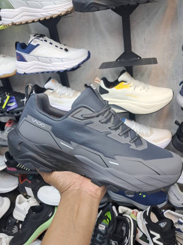 کفش تریل رانینگ مردانه ویکو مدل R3211 زیره آج دار رنگ طوسی تیره