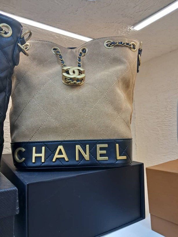 کیف دوشی زنانه مدل سطلی شنل (Chanel) - چرم لوزیدوز مشکی با یراق طلایی