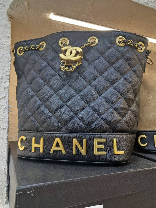 کیف دوشی زنانه مدل سطلی شنل (Chanel) - چرم لوزیدوز مشکی با یراق طلایی