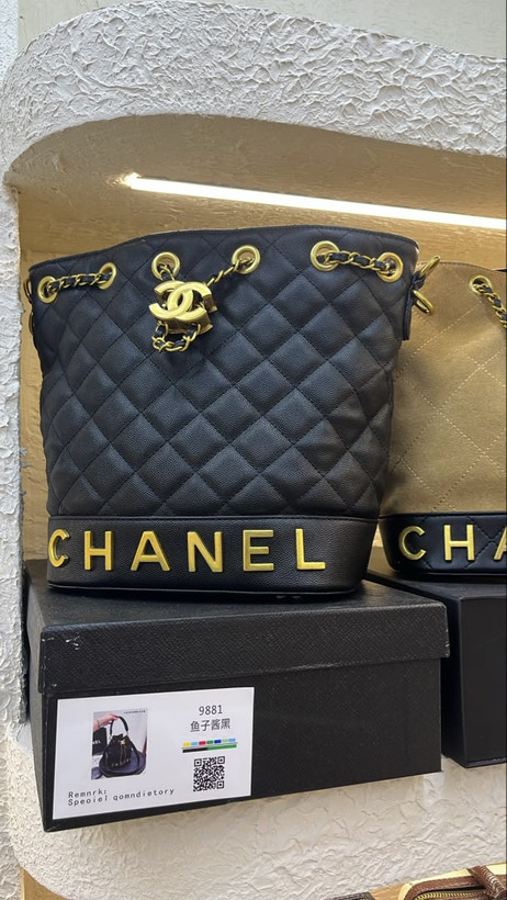 کیف دوشی زنانه مدل سطلی شنل (Chanel) - چرم لوزیدوز مشکی با یراق طلایی