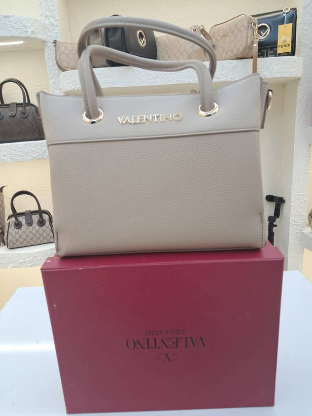 کیف دستی و دوشی زنانه ولنتینو (Valentino) - دو رنگ سفید و نسکافهای با یراق طلایی Valentino Two-Tone White and Taupe Tote Bag with Gold Hardwar