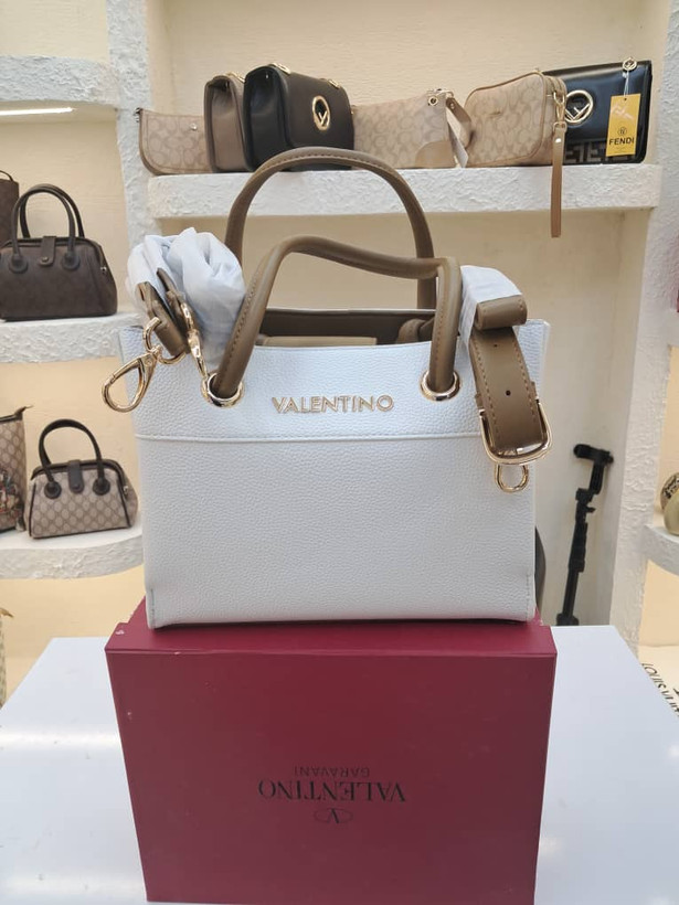 کیف دستی و دوشی زنانه ولنتینو (Valentino) - دو رنگ سفید و نسکافهای با یراق طلایی Valentino Two-Tone White and Taupe Tote Bag with Gold Hardwar