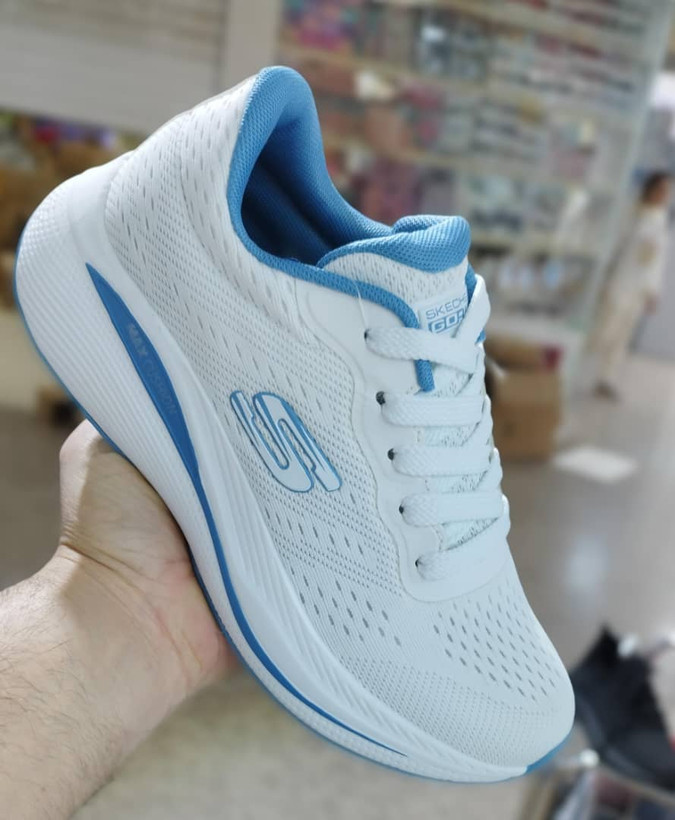 کفش پیادهروی و دویدن زنانه اسکیچرز مدل GOrun Max Cushioning رنگ سفید سرمهای