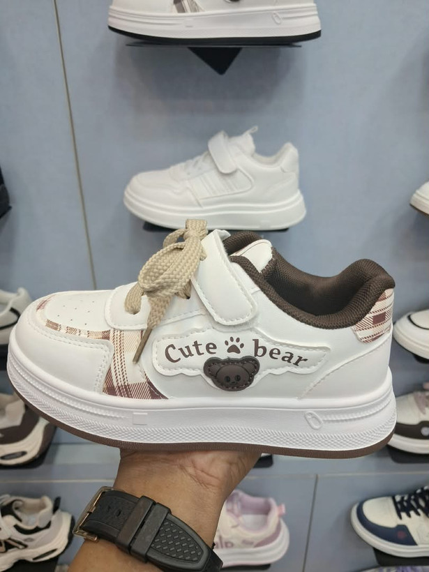 کفش بچگانه اسپرت مدل Cute Bear طرح چهارخانه سفید قهوه ای بندی چسبی