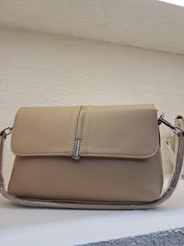 کیف دوشی زنانه کوچ مدل Signature Canvas طرح سگک طلایی قهوه ای