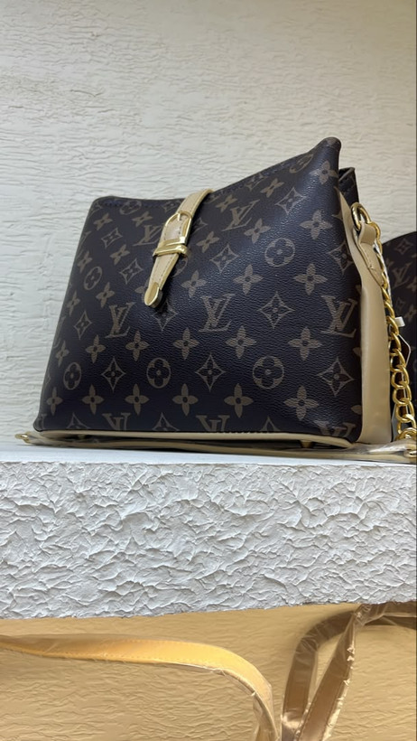 کیف دوشی زنانه لوییس ویتون مدل Monogram زبانه سگک دار قهوه ای کرم