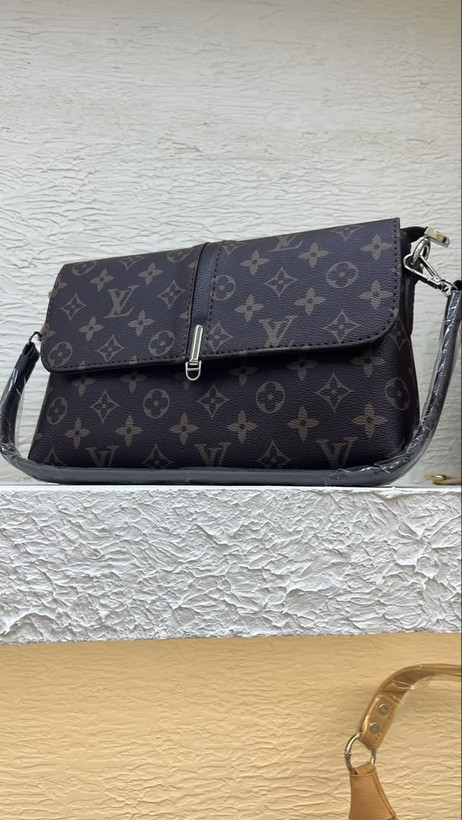 کیف دوشی زنانه لوییس ویتون مدل Monogram Canvas درب دار قهوه ای